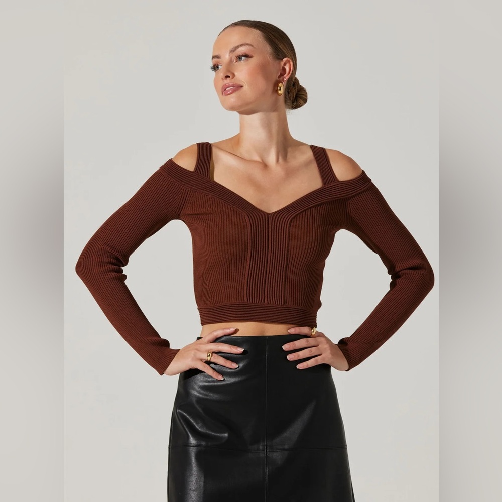 NWT ASTR THR LABEL Pacey Ribbed Cold Shoulder Sweater
Color: Mulberry / L